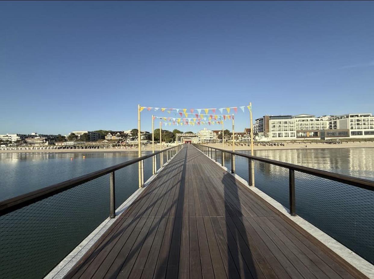 Seebrücke Scharbeutz mit Blick auf den Ort
