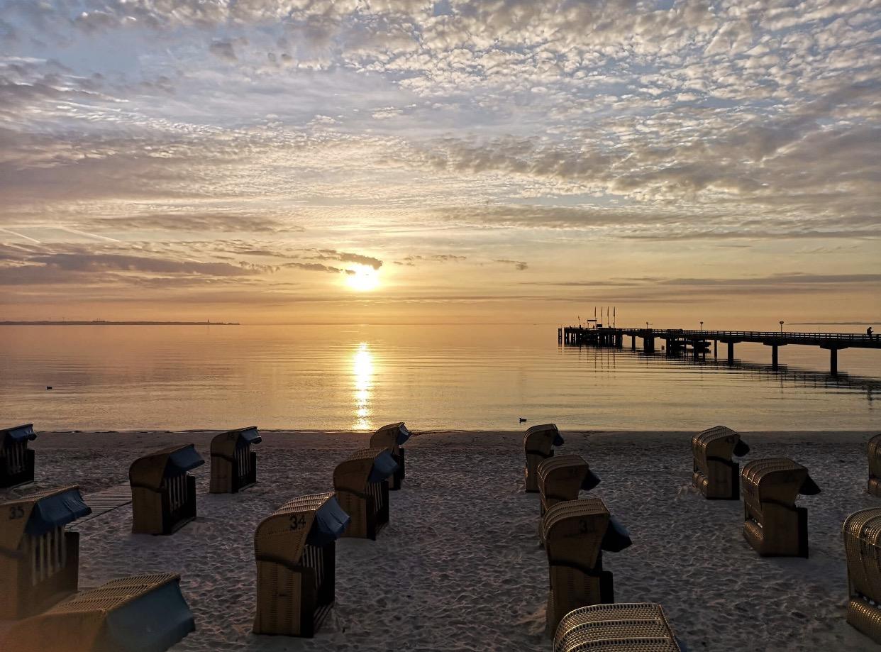 Sonnenaufgang über der Lübecker Bucht in Scharbeutz
