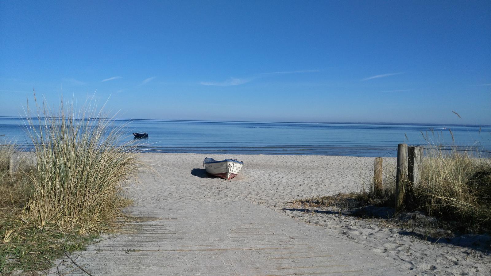 Strandzugang in Scharbeutz mit Fischerboot