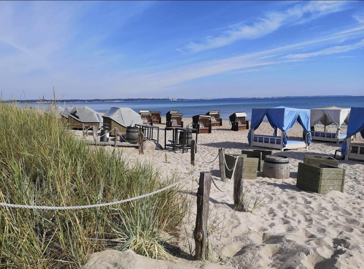 Strandkörbe und Strandlounge an der Lübecker Bucht